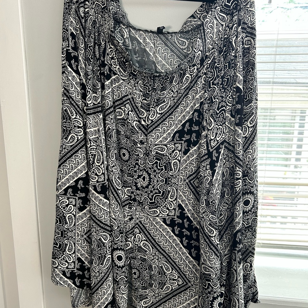 torrid Black & White Paisley skirt sz 4